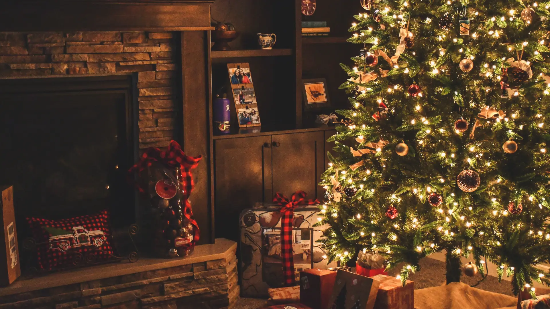 Como Montar e Decorar uma Árvore de Natal de Forma Profissional 1 arvore natal luzes brancas