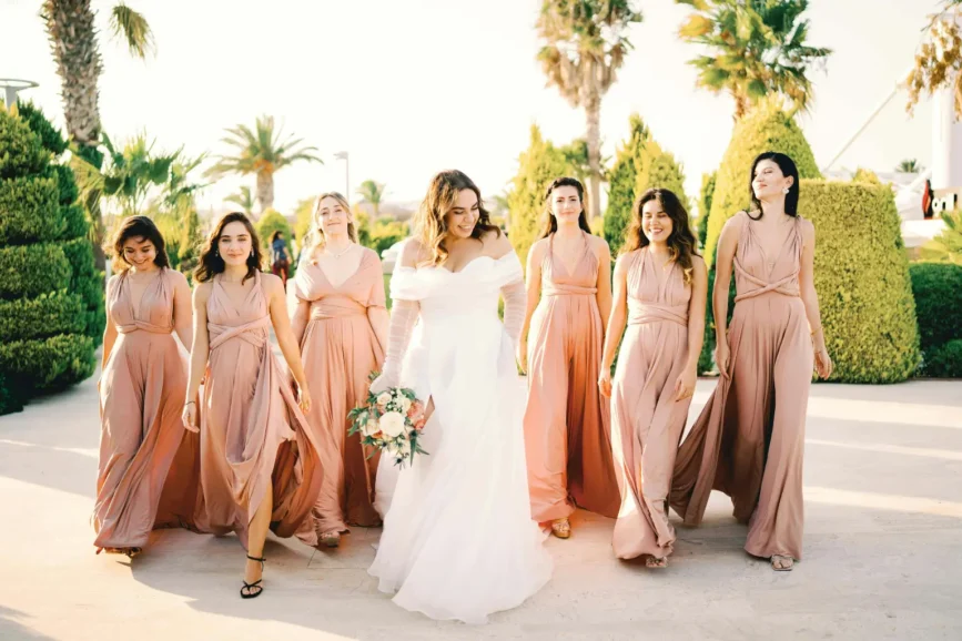 Madrinhas Adultas: Por Que Suas Amigas Antigas Podem Arruinar Tudo (Foto de Ahmet Kucukkara Photography: https://www.pexels.com/pt-br/foto/amigos-mulheres-ramalhete-buque-16228863/