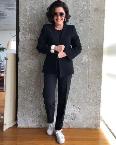 Tênis branco feminino: o novo salto alto das mulheres maduras? 1 alfaiataria