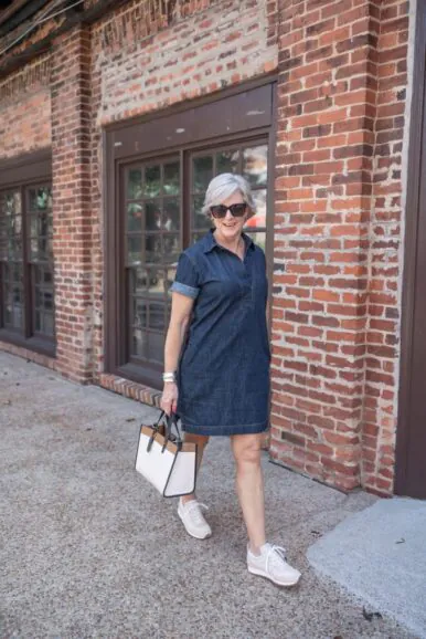 Tênis branco feminino: o novo salto alto das mulheres maduras? 5 vestido